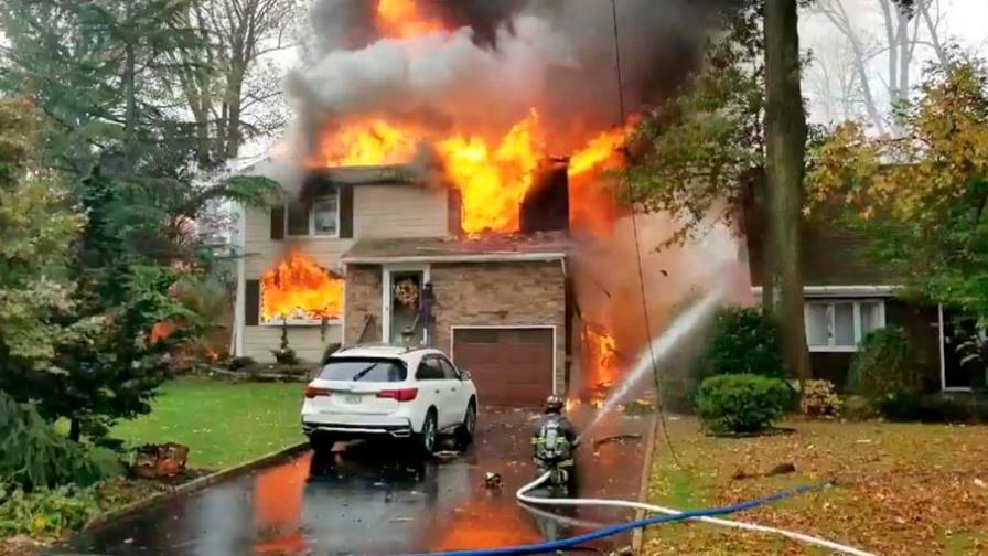 Avioneta se estrella y provoca incendios en casas en Nueva Jersey