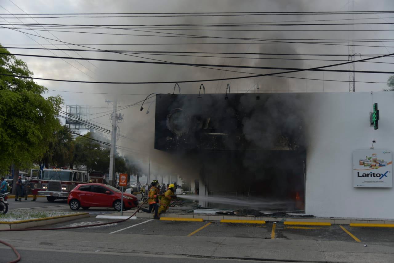 Bomberos del Distrito Nacional trabajan para sofocar las llamas.