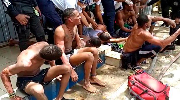 Autoridades investigan incendio en cárcel de La Romana que dejó un reo muerto y 23 heridos