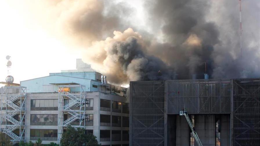 México: Muere mujer en incendio en edificio del metro