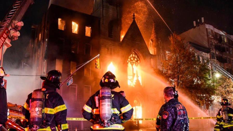 Un grave incendio daña una iglesia centenaria de Nueva York, sin fallecidos Un grave incendio daña una iglesia centenaria de Nueva York, sin fallecidos