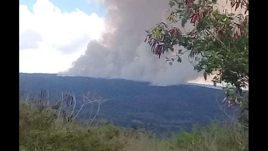 Fuego en Sierra de Bahoruco sigue sin control