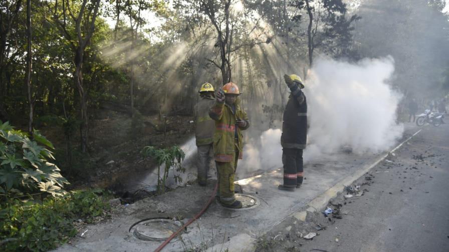 Bomberos apagan incendio en zona boscosa de la Charles de Gaulle