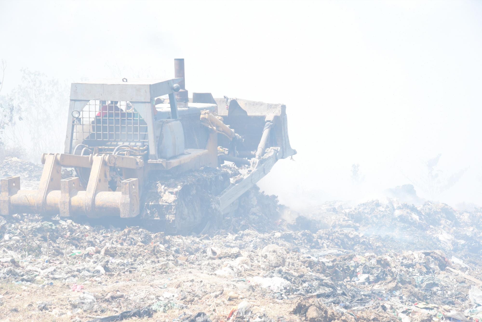 Un tractor remueve los escombros para disminuir el incendio (José Justo Féliz)