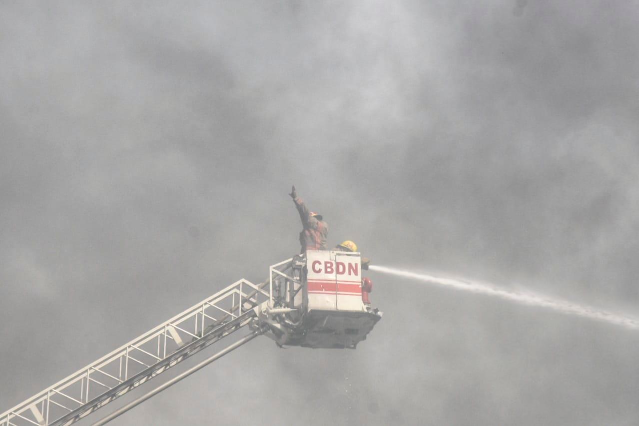 Tres camiones escaleras fueron utilizados en el incendio.