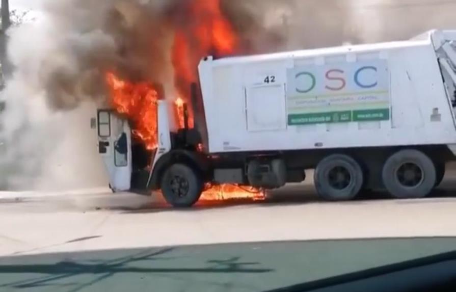 Camión de basura se incendia en la avenida Jacobo Majluta 