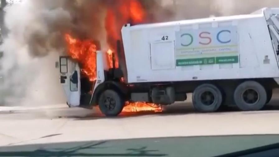 Camión de basura se incendia en la avenida Jacobo Majluta Camión de basura se incendia en la avenida Jacobo Majluta