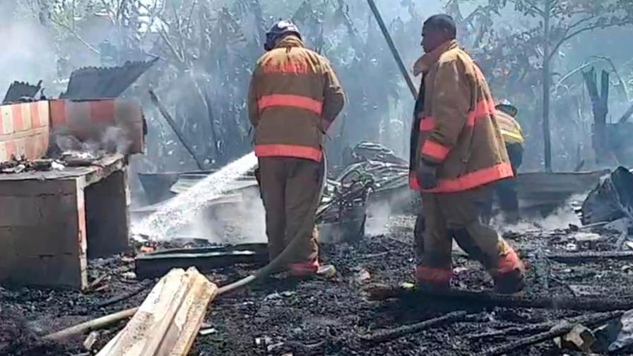 Incendio destruye cuatro viviendas en Villa González, en Santiago Incendio destruye cuatro viviendas en Villa González, en Santiago