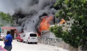Video | Fuego afecta a dos empresas en Bávaro