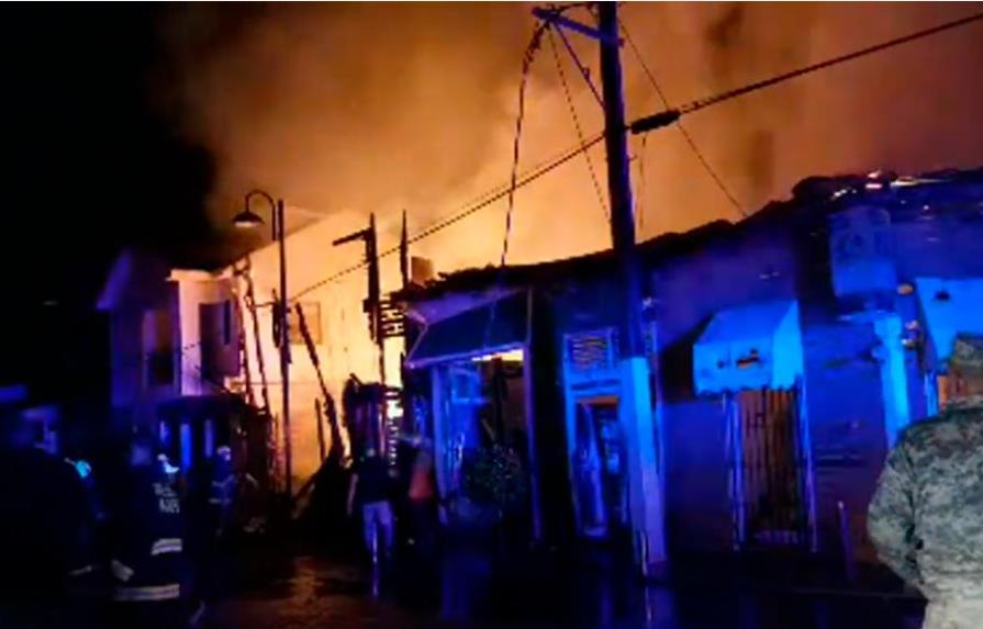 Incendio destruye el emblemático hotel El España en Puerto Plata