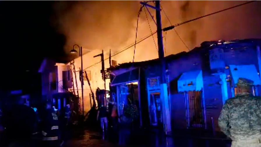 Incendio destruye el emblemático hotel El España en Puerto Plata