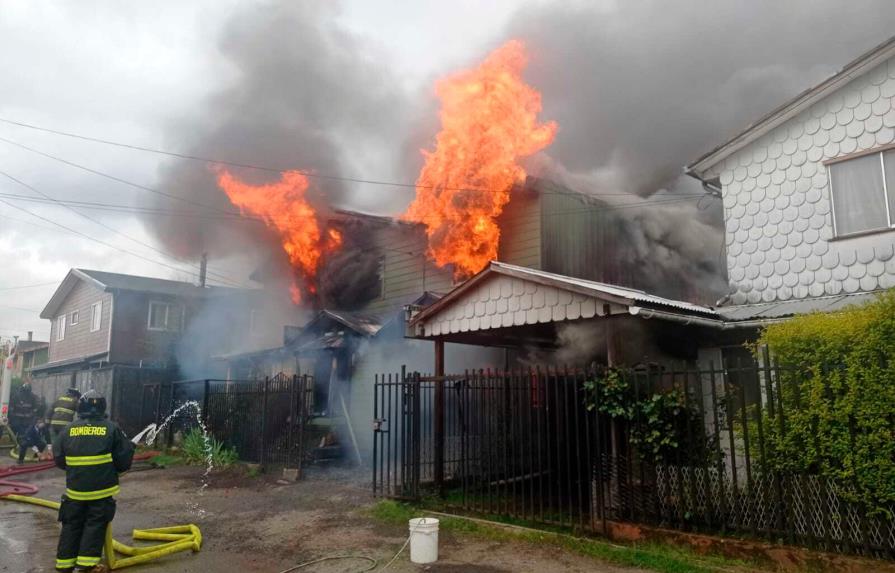Incendio forestal arrasa con al menos 70 viviendas en Chile