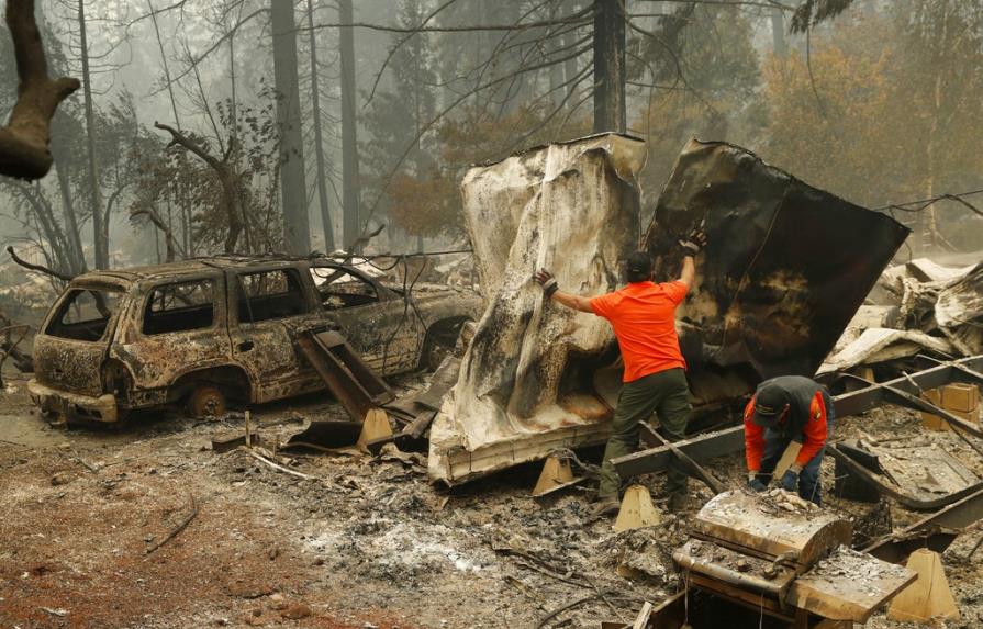 Buscan cuerpos en tierra arrasada por incendios que dejan 50 muertos en California