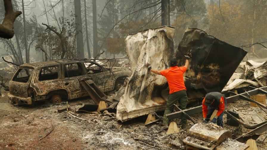 Buscan cuerpos en tierra arrasada por incendios que dejan 50 muertos en California