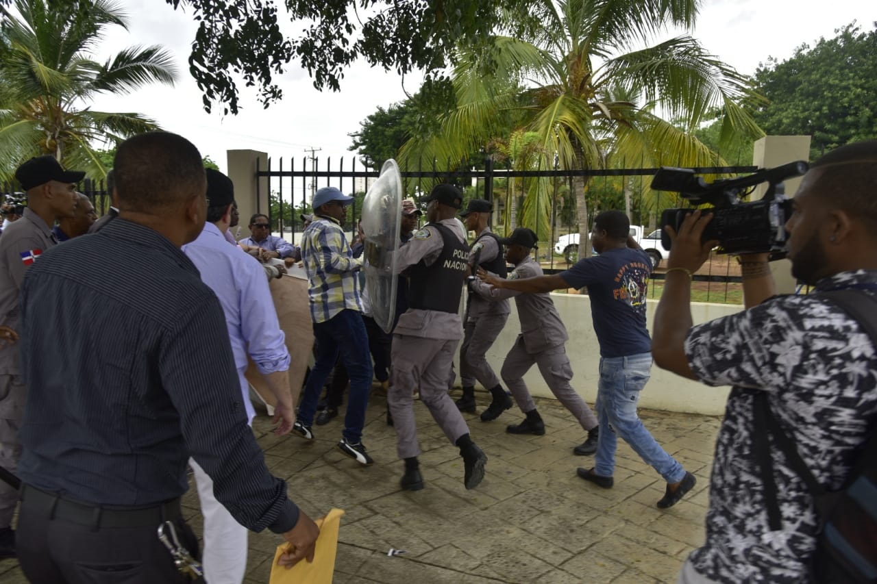 El forcejeo entre los policías y el grupo de seguidores del expresidente Leonel Fernández en el entorno del Congreso Nacional.