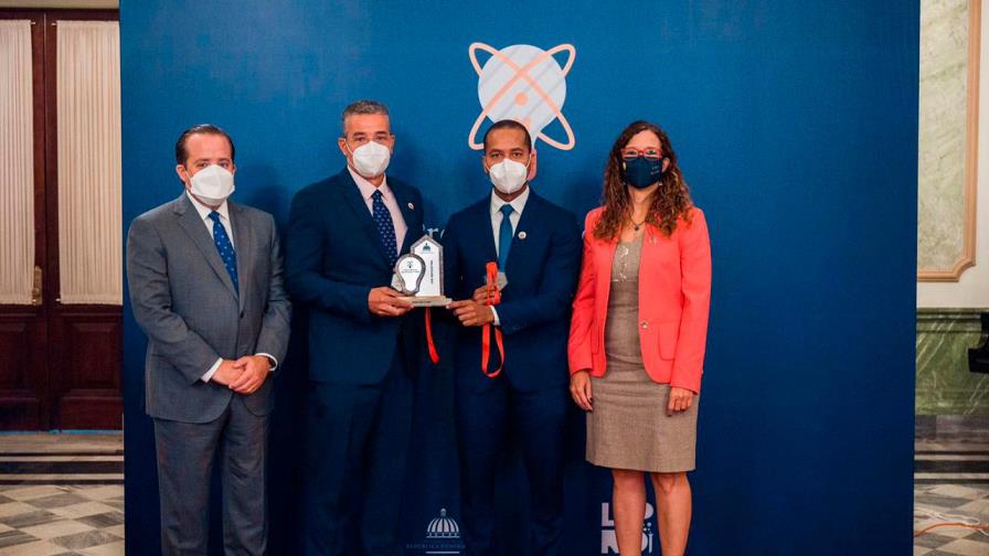 Autoridades reconocen a ganadores del Premio Nacional a la Innovación Pública Autoridades reconocen a ganadores del Premio Nacional a la Innovación Pública