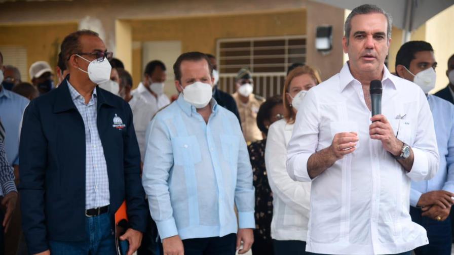 Gobierno entrega préstamos a microempresarios de La Vega