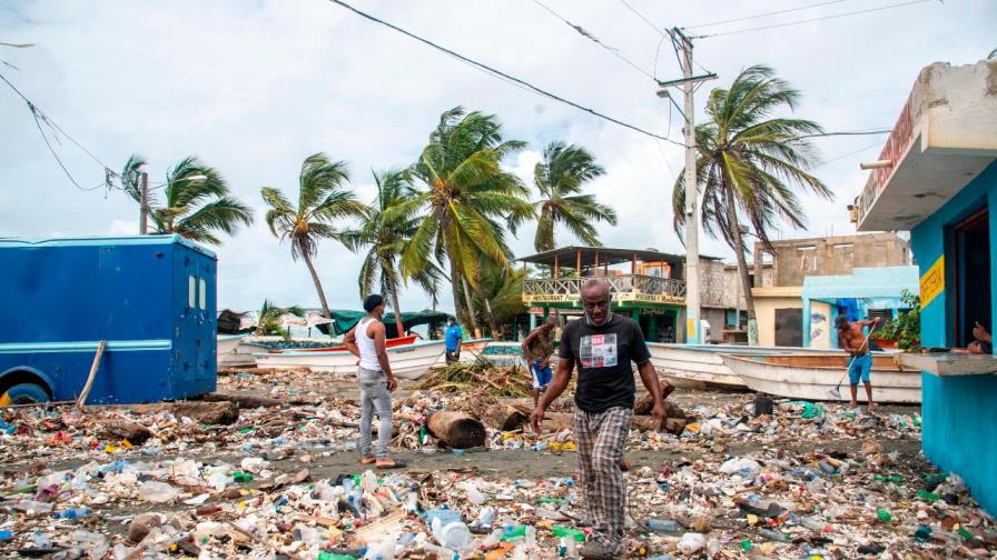 Tormenta tropical Elsa deja fuertes lluvias en su paso cercano por Jamaica