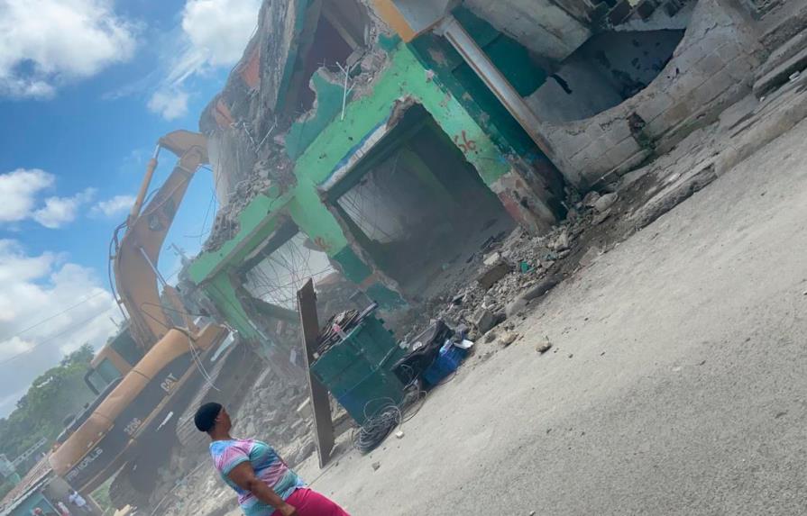 URBE saca ocupantes ilegales de viviendas desalojadas en La Ciénaga