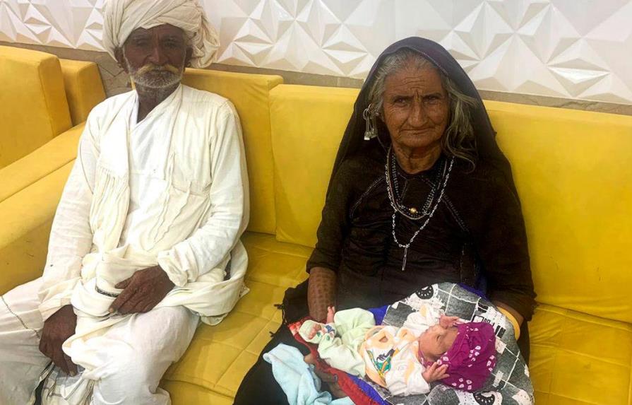 Mujer de 70 años da a luz a su primer hijo en la India 