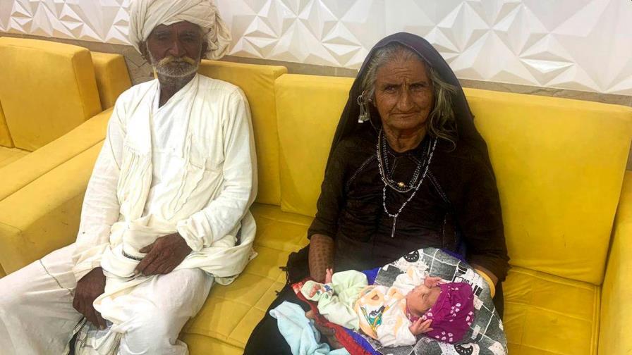 Mujer de 70 años da a luz a su primer hijo en la India 