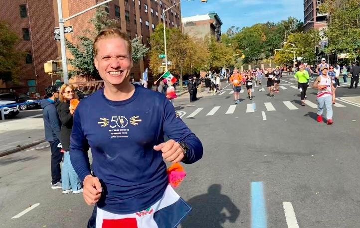 Dominicano Rafael Bello muestra su orgullo patrio en el maratón de New York