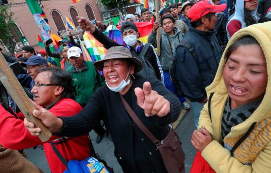 Indígenas recuerdan a Evo Morales con una marcha de banderas en Bolivia