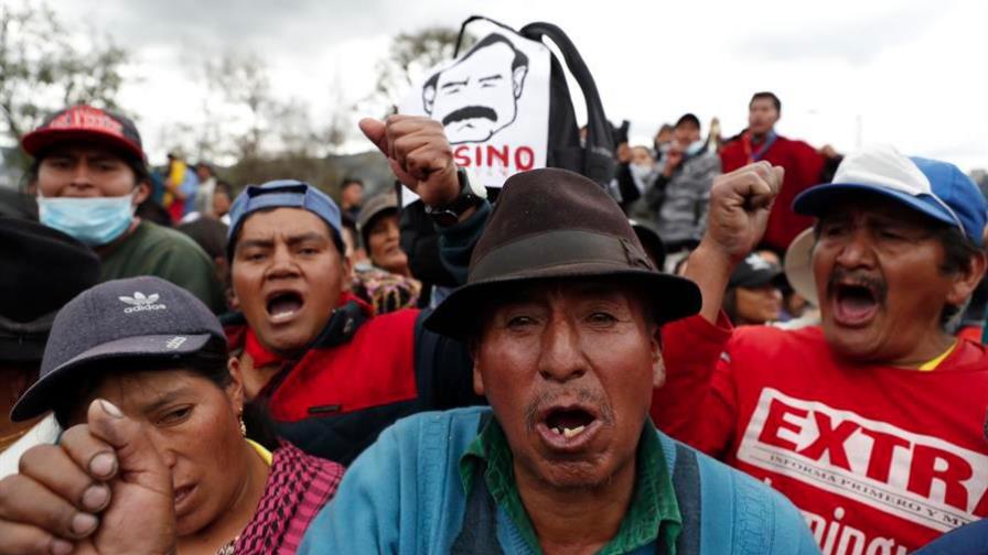 Indígenas liberan a agentes de policía y periodistas retenidos en Quito Indígenas liberan a agentes de policía y periodistas retenidos en Quito