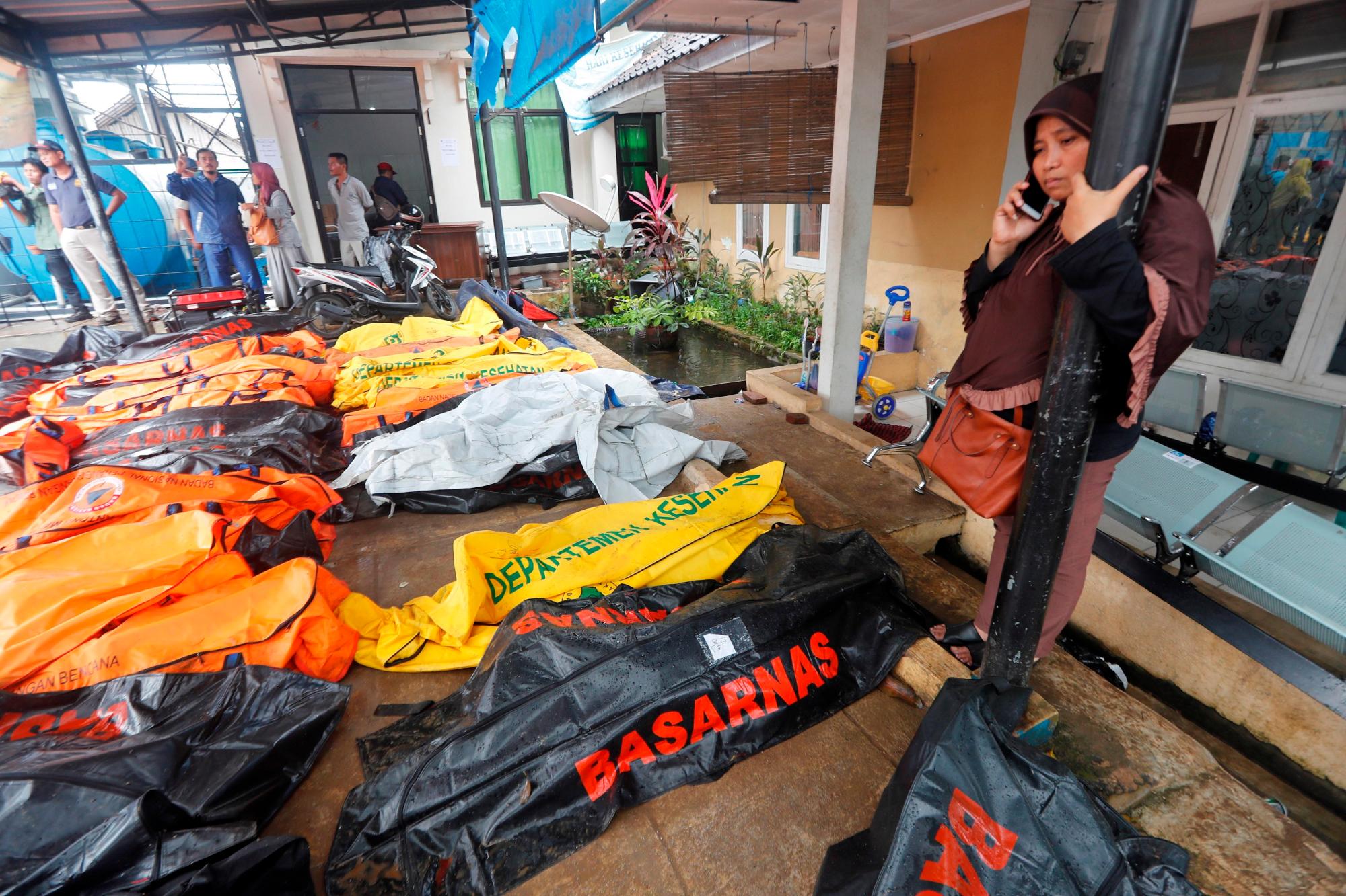 Cuerpos de fallecidos en un centro de salud, tras el tsunami que golpeó anoche en el estrecho de Sonda, entre las islas indonesias de Java y Sumatra, en el que al menos 222 personas han perdido la vida.