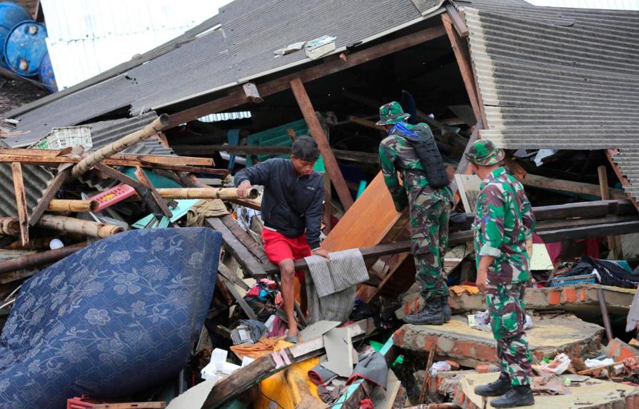 Aumentan muertos por tsunami en Indonesia mientras se buscan supervivientes