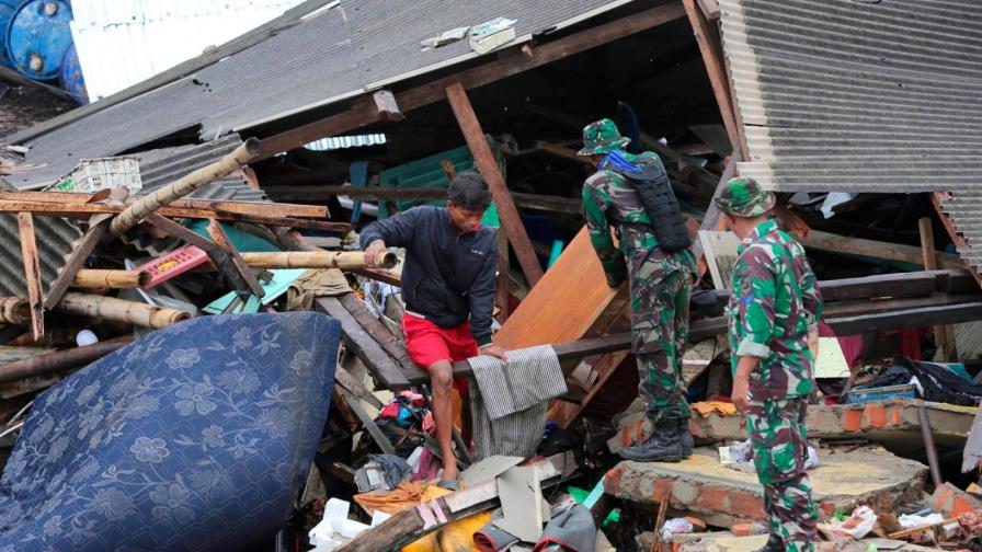 Aumentan muertos por tsunami en Indonesia mientras se buscan supervivientes