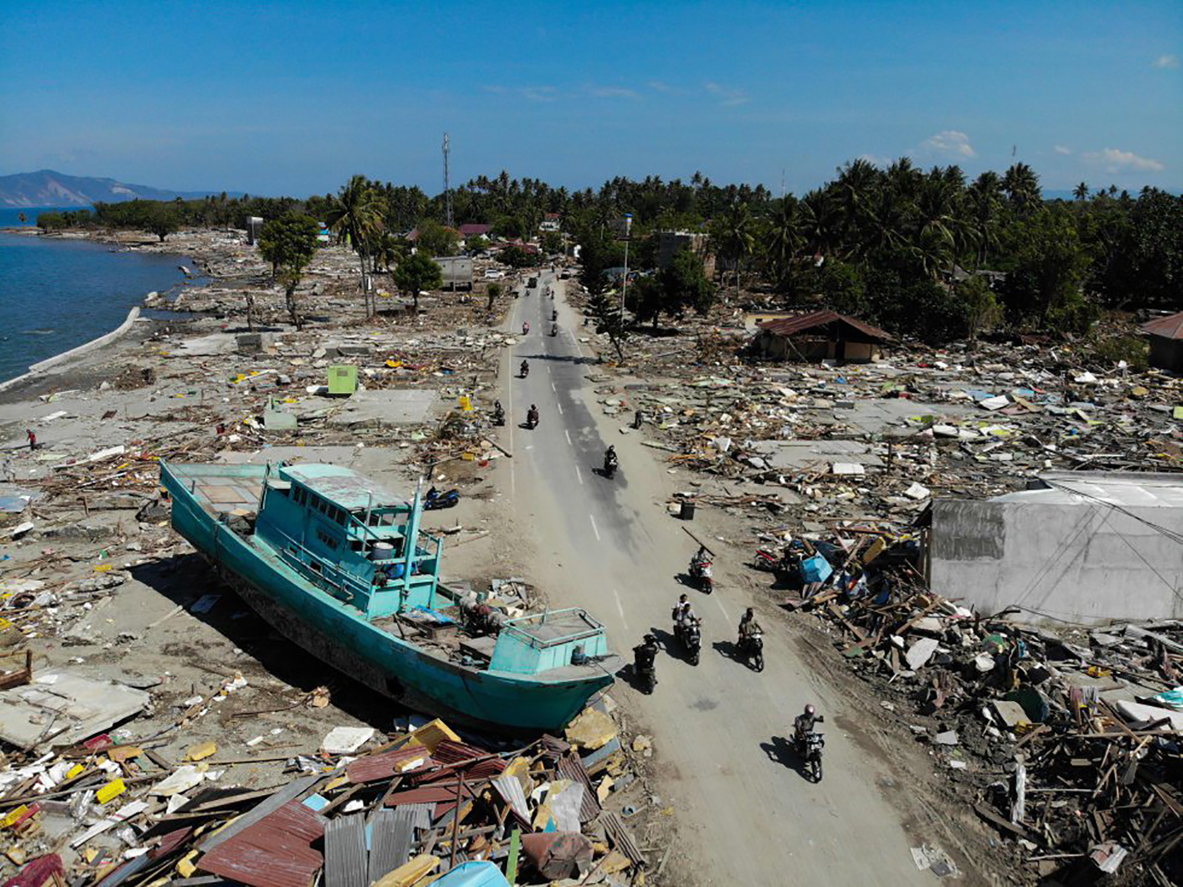 El balance de fallecidos del 28 de septiembre de 2018 en el seísmo y el tsunami que golpearon el viernes la isla indonesia de Célebes (Sulawesi) ascendió a 832 personas este domingo, después de que los servicios de rescate encontraran a nuevas víctimas entre los escombros de la ciudad devastada de Palu.