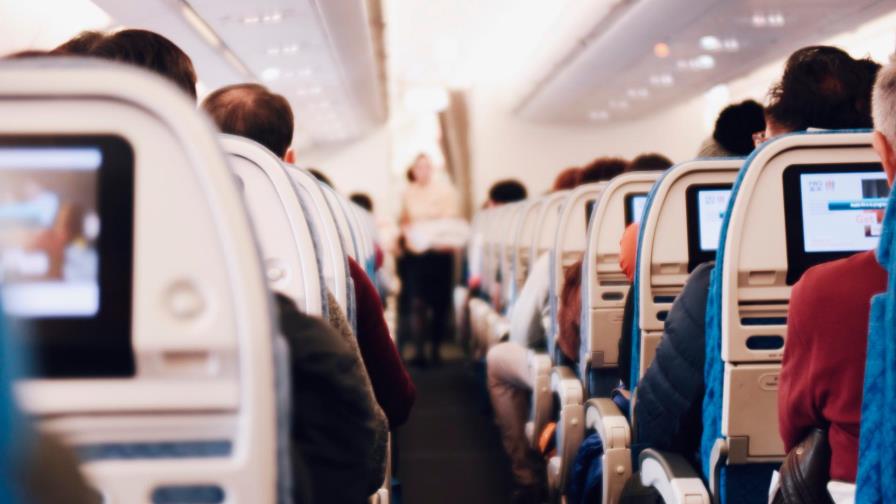 Mujer llevaba huesos de su esposo en un avión Mujer llevaba huesos de su esposo en un avión