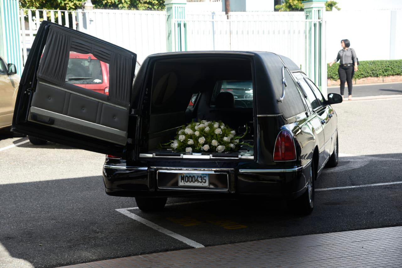 El ataúd de Inés en el carro fúnebre.