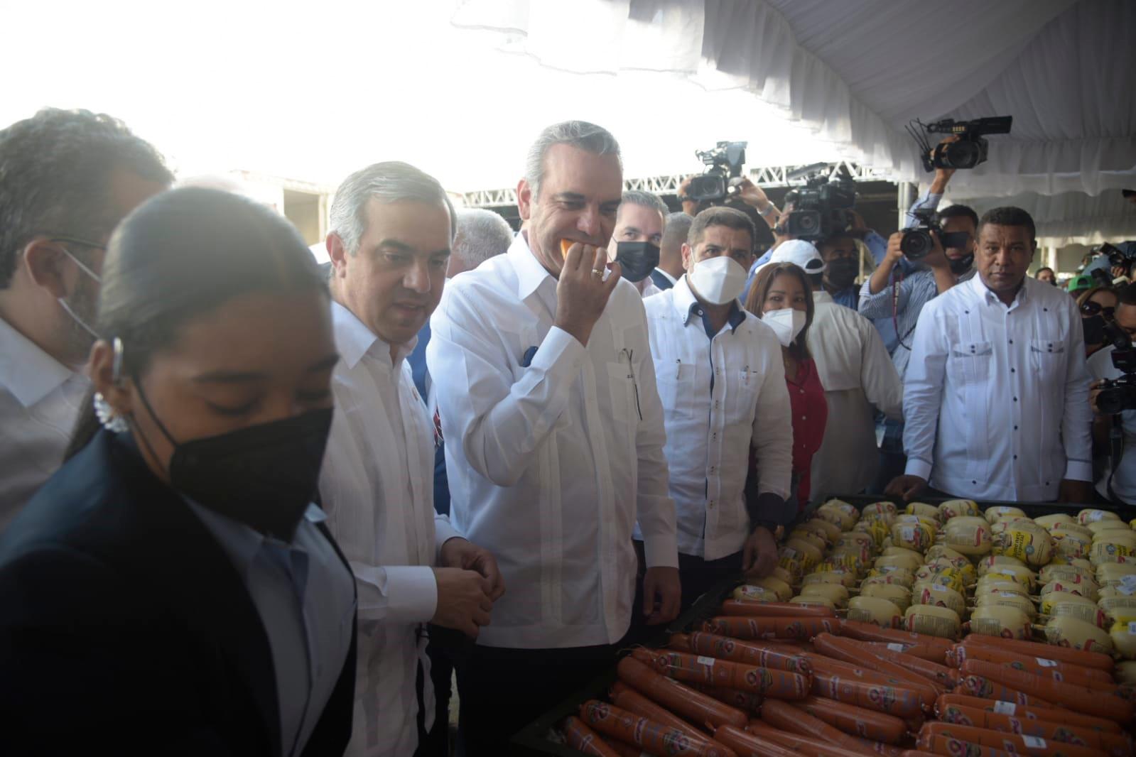 El presidente Luis Abinader prueba los productos que se ofertan en la feria de Inespre que se inauguró hoy en el solar del antiguo aeropuerto de Herrera.