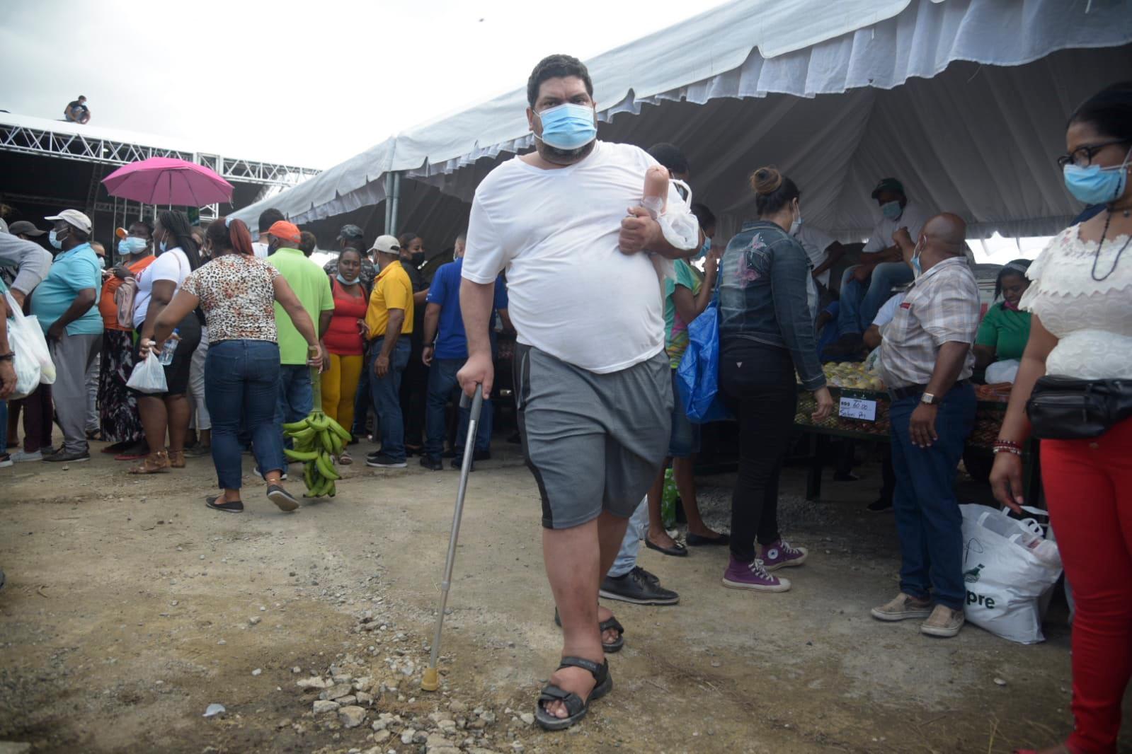 Cientos de personas madrugaron este martes para acudir en el primer día de la feria de Inespre en el solar del aeropuerto de Herrera, en donde se ofertan cuatro combos navideños por RD$500 pesos.