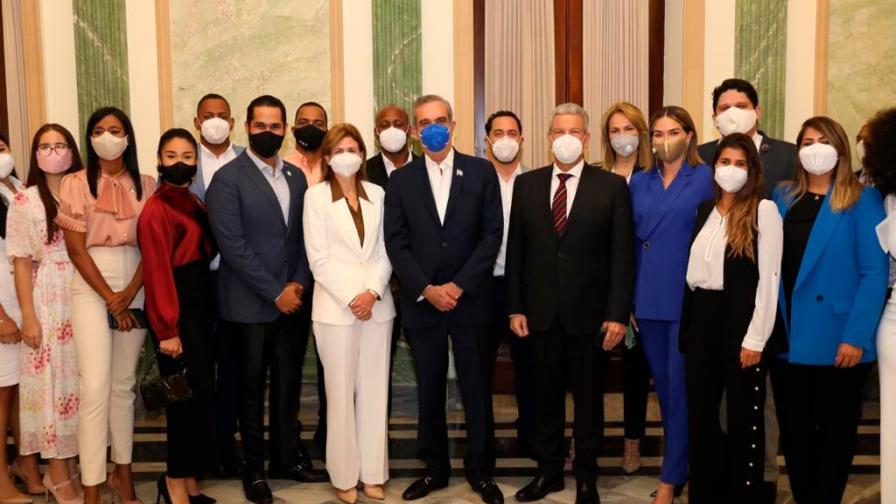 Presidente Luis Abinader se reúne con influencers a los que exhorta promover valores 