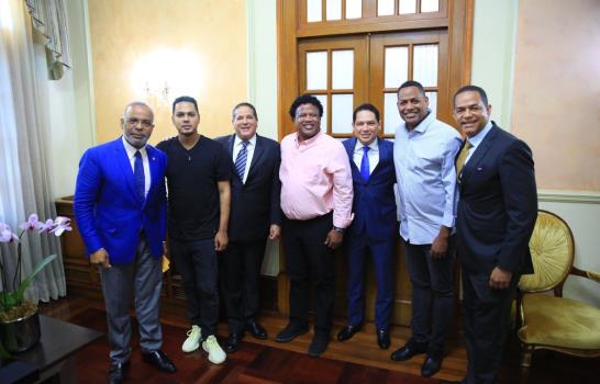 ¿Danilo Medina va y quiere el voto de los jóvenes apoyando a los influencers?