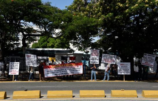 Ingenieros contratistas del Ministerio de Educación protestan por deuda millonaria Ingenieros contratistas del Ministerio de Educación protestan por deuda millonaria