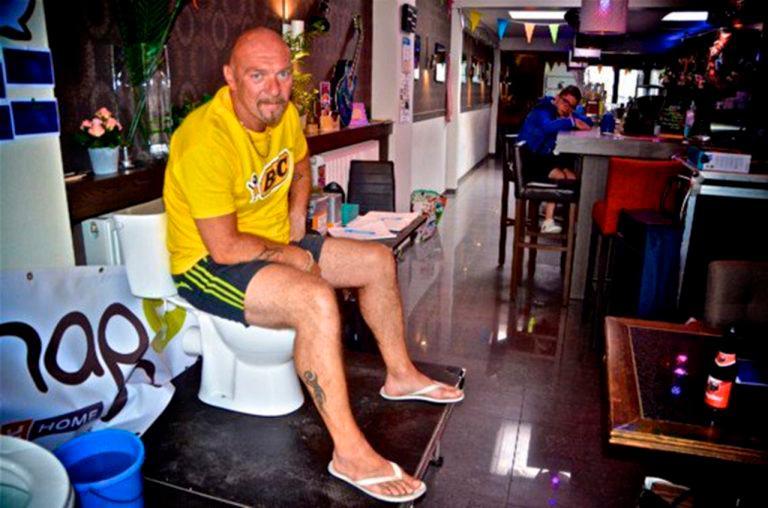 Hombre pasa cinco días sentado en un inodoro para ingresar al récord Guinness