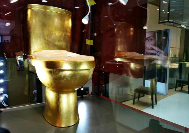 Presentan en China el inodoro más lujoso del mundo a prueba de balas