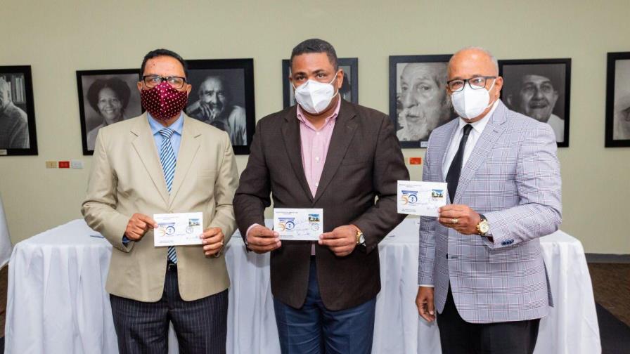 Ponen a circular emisión postal por 50 aniversario de la Biblioteca Nacional