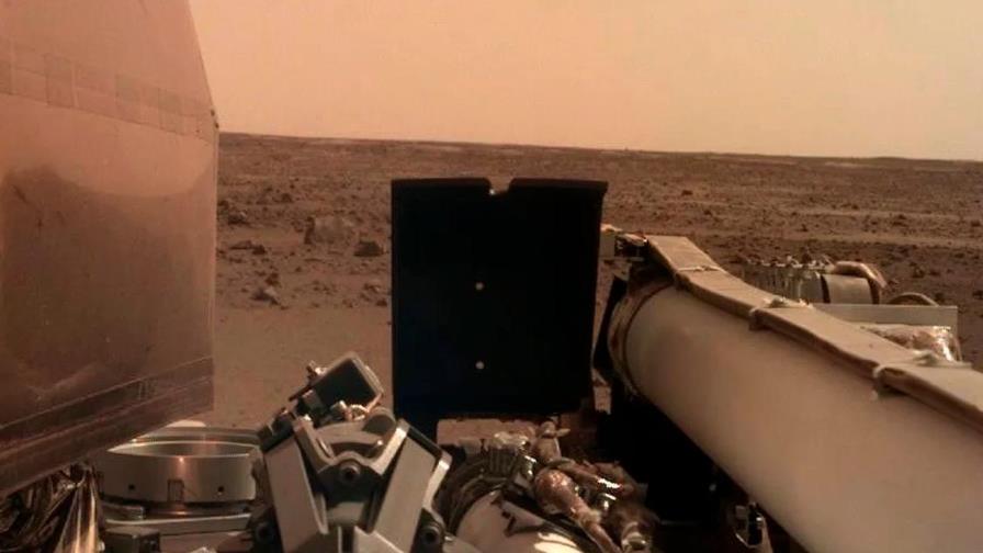 La onda InSight abre sus alas solares en Marte La onda InSight abre sus alas solares en Marte