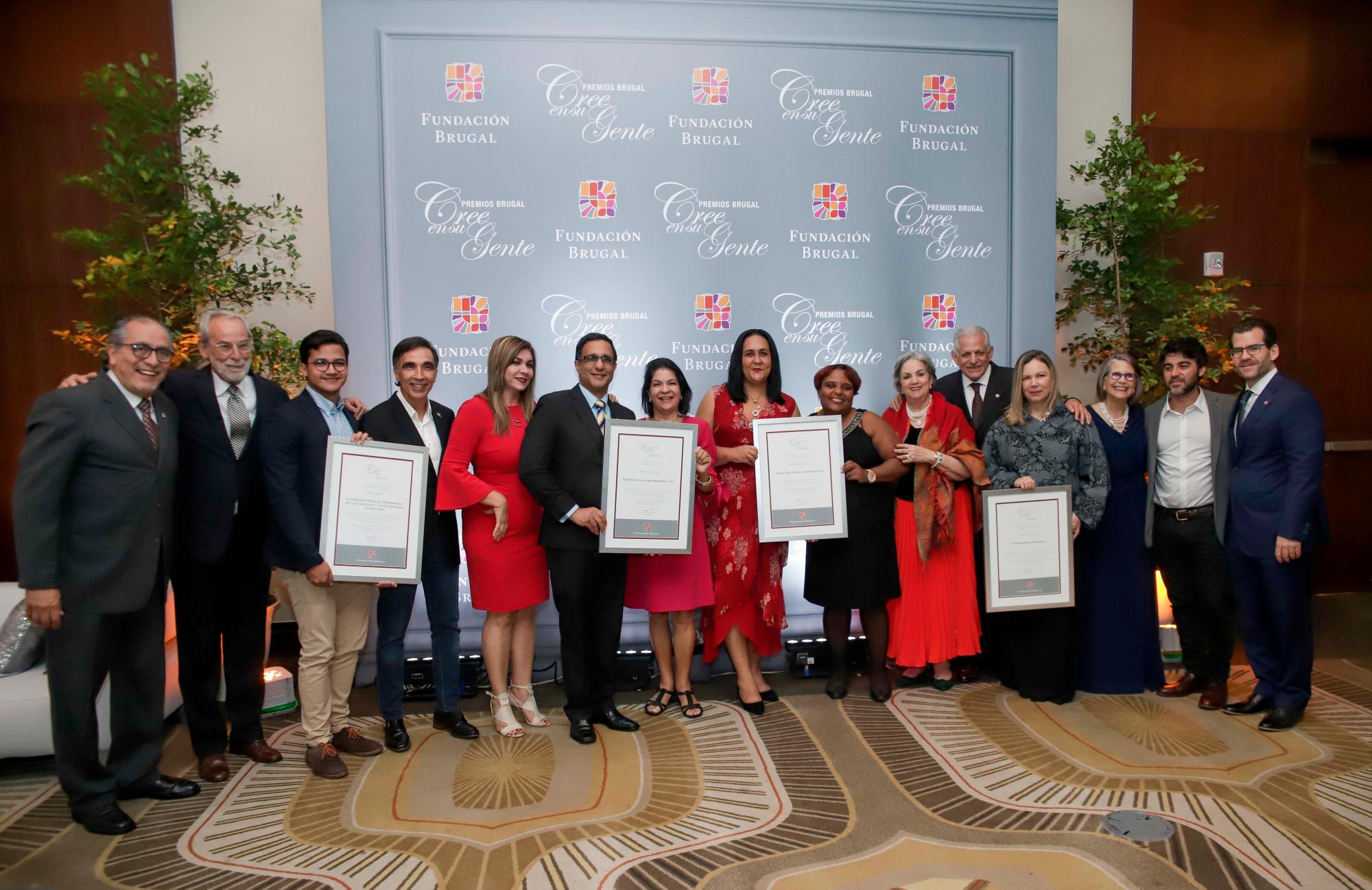 Instituciones ganadoras junto a jurados del Premio Brugal Cree en su Gente.