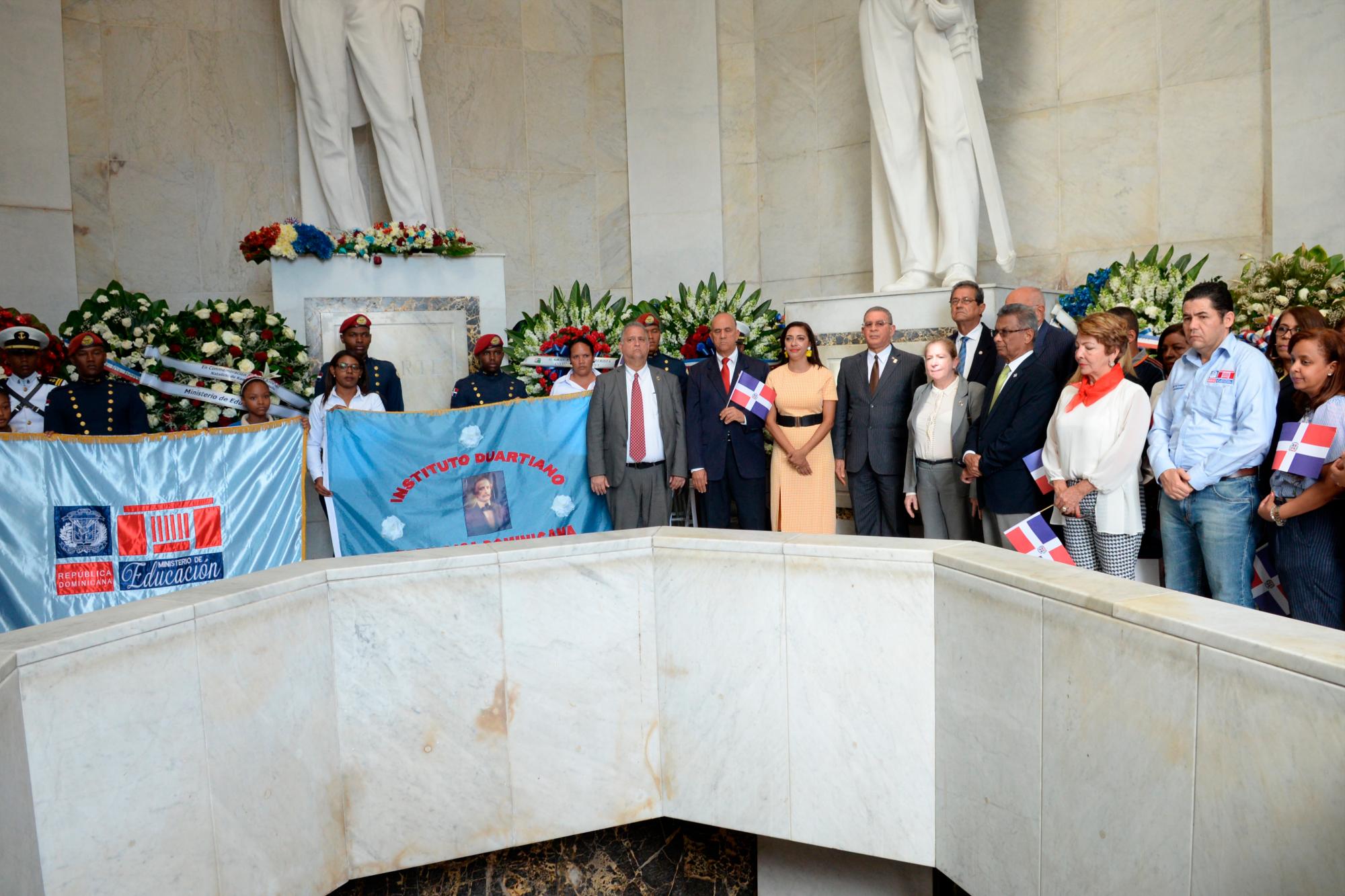 Autoridades del Minerd y del Instituto Duartiano depositan ofrendas florales en el Altar de la Patria. 