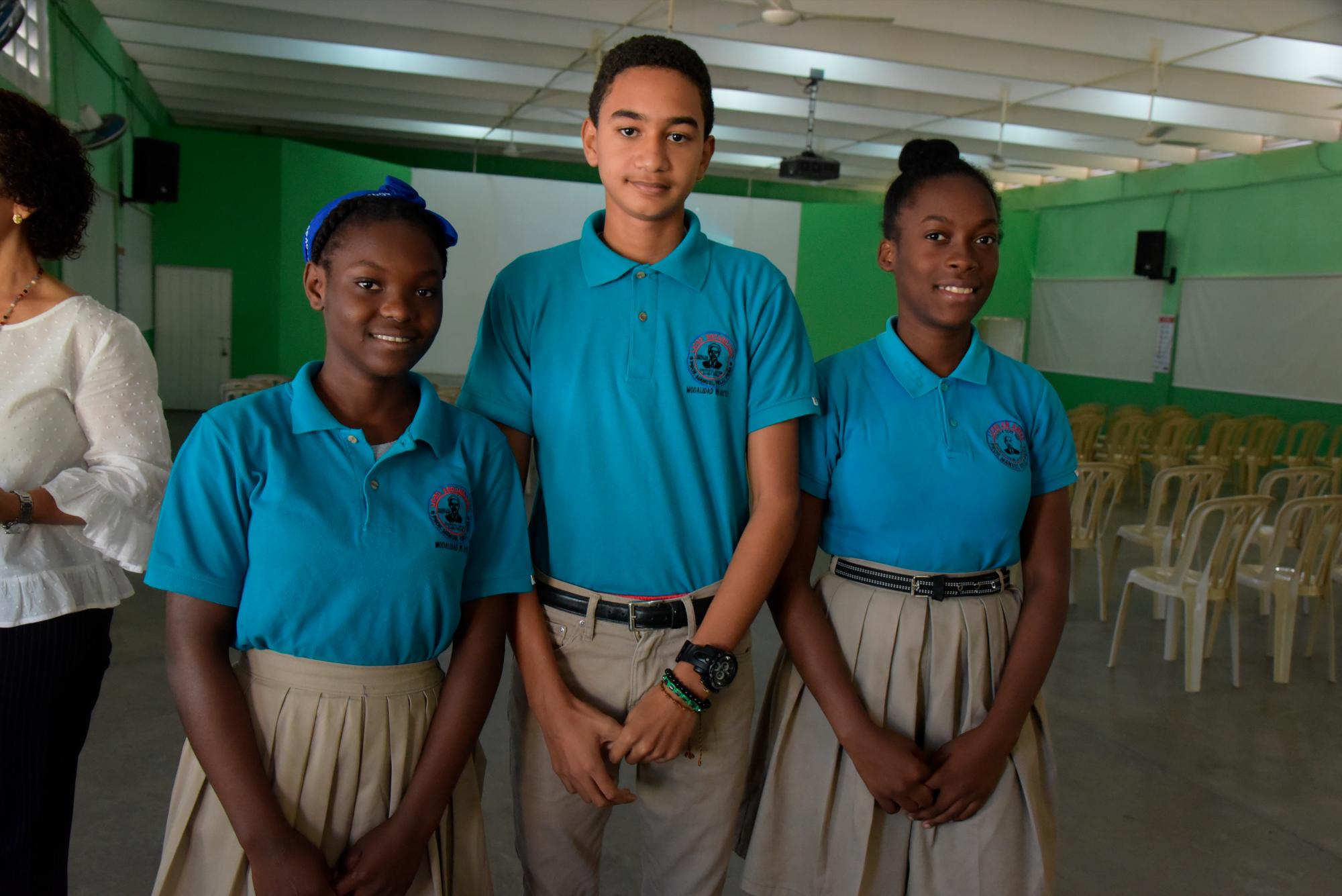 Dianita Estimé de 14 años, Romer Lora y Daisari Grullón de 15 años son chelistas de la Orquesta de Cámara Infantil de la Fundación Refidomsa.