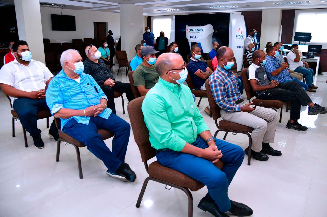 Vista de participantes encuentro lanzamiento simuladores del INTRANT en FENATRADO.