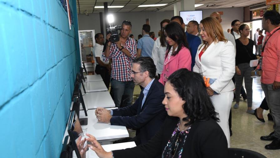 Ciudadanos usan simuladores para examen licencia