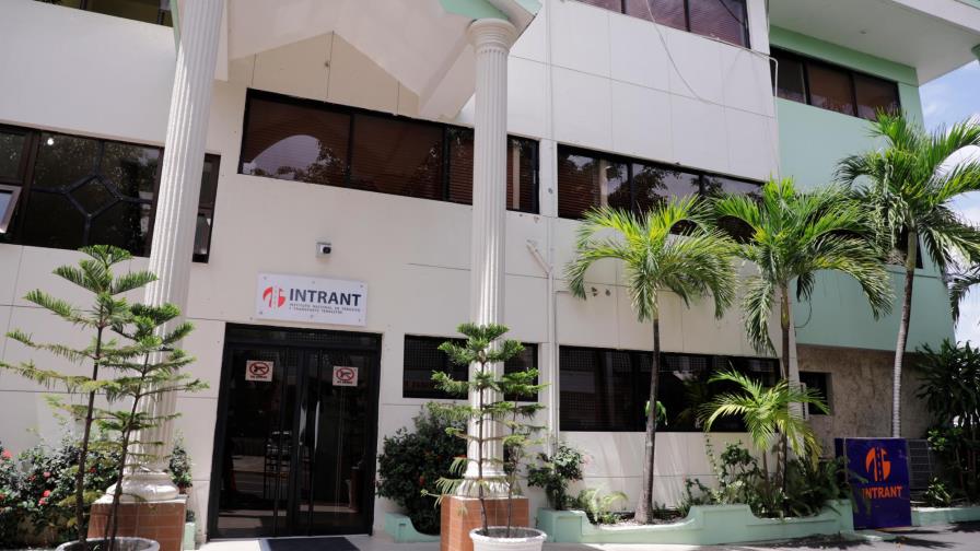 Intrant prohibe sirenas, pitos y luces no autorizados en los vehículos