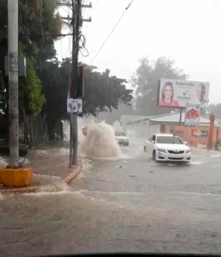 El tránsito vehicular se ha tornado difícil en algunos sectores de Puerto Plata, debido a las inundaciones provocadas por las fuertes lluvias. 